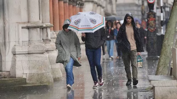 英国气象局发布恐怖琥珀天气警报后，洪水地图上有85个警报